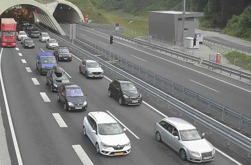 Gneča na mejnih prehodih, pri razcepu Kozarje gorel avtomobil #foto
