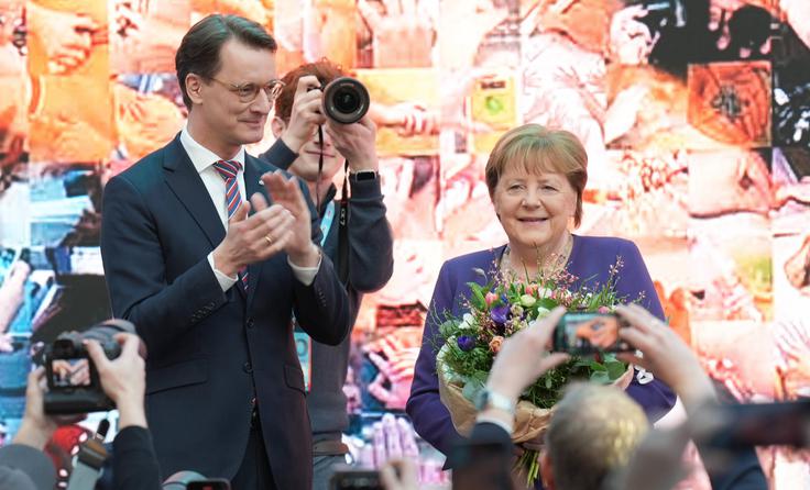 Če je Merz predstavnik konservativnega krila CDU, je Wüst predstavnik bolj liberalnega oziroma sredinskega krila. Wüst je zagovornik ohranjanja politične dediščine nekdanje nemške kanclerke Angele Merkel, ki je bila velika Merzeva nasprotnica. Na fotografiji: Wüst in Angela Merkel lani januarja. | Foto: Guliverimage