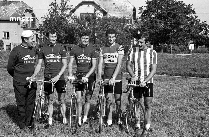 Na OI v Mehiki so Jugoslavijo zastopali štirje kolesarji (Franc Škerlj, Rudi Valenčič, Cvitko Bilić in Tanasije Kuvalja) in trener Zvone Zanoškar. | Foto: Edi Šelhaus, hrani Muzej novejše zgodovine Slovenije.