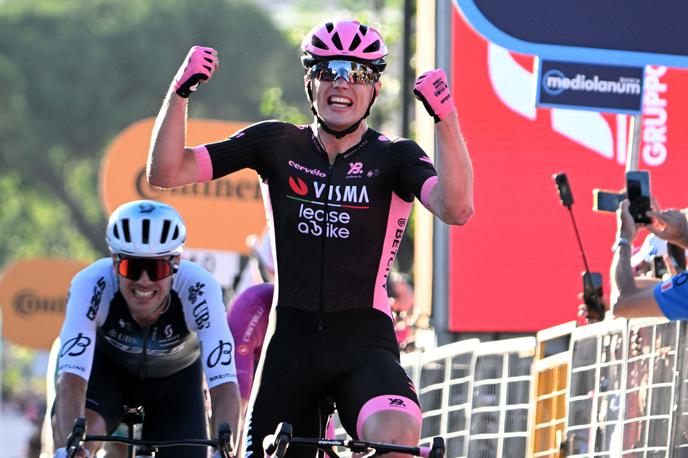 Olav Kooij, Giro 2025 | Olav Kooij je zmagovalec zadnje etape letošnjega Gira, njegov moštveni kapetan Simon Yates pa je šampion 108. rožnate pentlje. | Foto Reuters