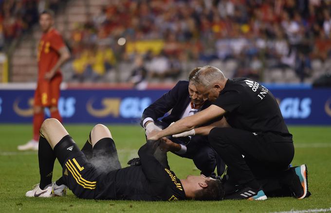 Thibaut Courtois je obležal po bližnjem srečanju s Quaresmo, a z njim ni hujšega. | Foto: Reuters