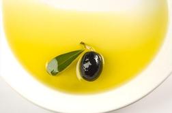 Oljčno olje – lubrikant ali sredstvo proti smrčanju?