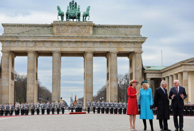 Pred Brandenburškimi vrati je potekala pozdravna slovesnost, kjer ju je sprejel Steinmeier s soprogo Elke Büdenbender. | Foto: Reuters