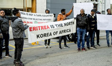 Eritrejci protestirali pred ministrstvom. Prepričani so, da se jim godi krivica. #foto #video