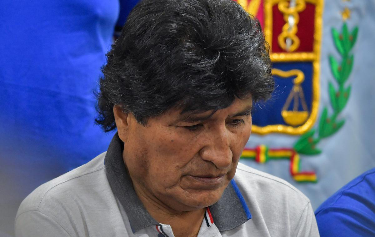 Evo Morales | Evo Morales, ki je državi vladal med letoma 2006 in 2019, je uradno vodja Gibanja za socializem (MAS), ki mu pripada tudi Arce. Kljub temu je med obema nastal politični razkol, podporniki Moralesa pa že tedne blokirajo ceste v središču države.