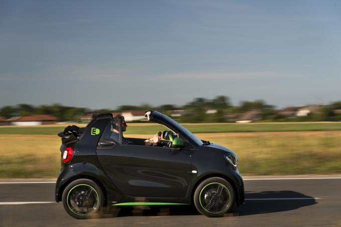 Na odprtih cestah ta urbani manekenček izgubi vozno konkurenčnost. Največja hitrost je omejena na zmogljivosti, primerljive z 250- ali 300-kubičnim skuterjem. Elektronika mu ne dovoli preseči 130 kilometrov na uro, ključni razlog za to odločitev pa pri Smartu navajajo skrb za doseg. S hitrostjo in uporom seveda naraste poraba energije, dimenzije in kratko medosje pa niso namenjeni ovinkom v visokem tempu. Živi v mestu in teče na kratke razdalje. | Foto: Smart