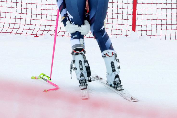 "Po pretrganju križne vezi, še posebej ob obstoječi kolenski protezi na drugem kolenu, je cilj omogočiti opravljanje vsakodnevnih opravil in izvajanje zmerne rekreacije, ne pa visoko zmogljivostnih športov." | Foto: Reuters