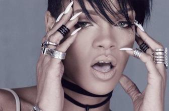 Rihanna tokrat presenetljivo spodobna (video)