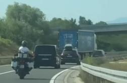 Nepalec s tovornjakom v ovinku prehiteval čez polno črto #video