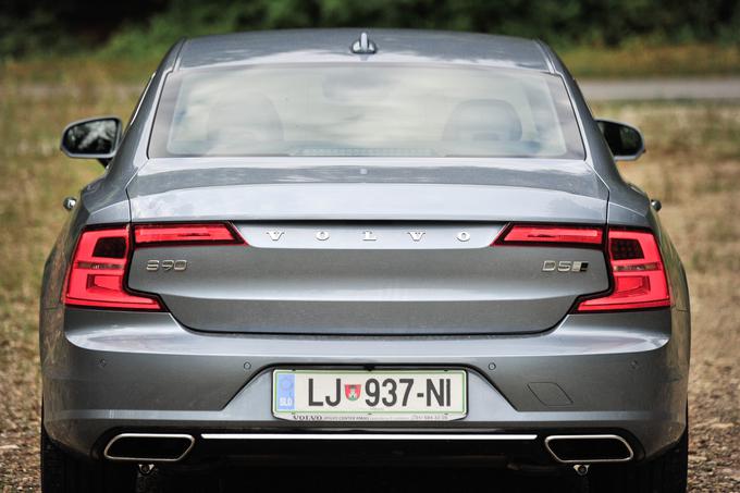 Volvo namerava prihodnje leto v Sloveniji prodati 60 limuzin S90 in 40 karavanov V90. S takšnimi prodajnimi številkami ne bi veliko zaostajal za BMW-jevo petico in Mercedesovim razredom E. | Foto: Ciril Komotar