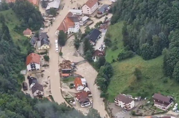 Črna na Koroškem med poplavo avgusta lani.  | Foto: Slovenska policija