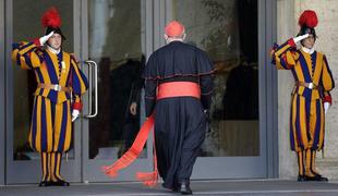 Kardinali še brez odločitve glede začetka konklava