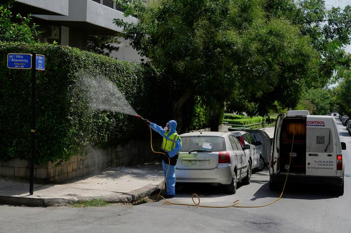 Bolezen Zahodnega Nila | Delavec škropi grmovje in drevesa, da bi uničil komarje. Delo poteka v okviru kampanje za omejitev širjenja virusa Zahodnega Nila na obmorskem območju Faliro blizu Aten. | Foto Guliverimage