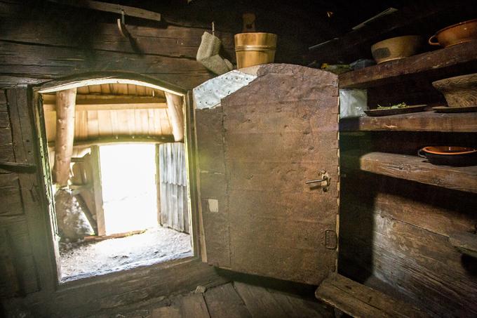 Vrata, ki ločujejo pastirjevo bivališče od prostora za živali, ki je bil za stenami bajte, so v Preskarjevi hiši narejena iz železa ameriškega bombnika, ki je tu strmoglavil med drugo svetovno vojno. | Foto: Žiga Zupan/Sportida