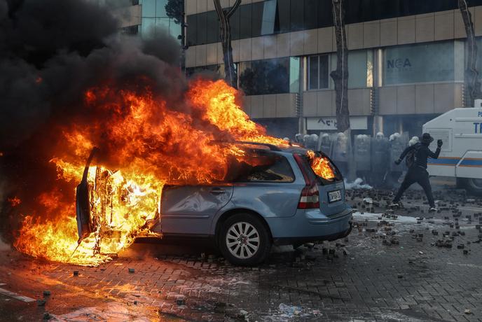 Protesti v Tirani: policija nad ljudi z gumijastimi naboji