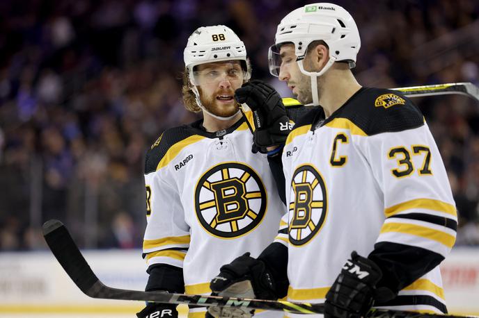 Boston Bruins: David Pastrnak in Patrice Bergeron | Hokejisti Boston Bruins niso izkoristili zaključnega ploščka za napredovanje v drugi krog končnice. | Foto Reuters