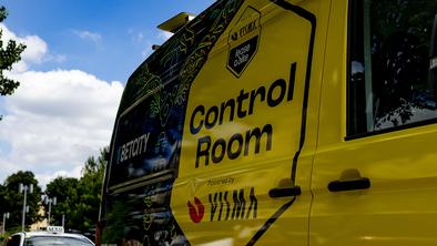 Pri Vismi predstavili posebno nadzorno sobo na štirih kolesih, UCI takoj napovedal preiskavo