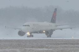 Zaradi obilnega sneženja odpovedanih na tisoče letov