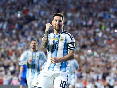 Branilci naslova suvereni, Messi v polno