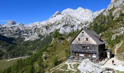 Visokogorske koče so zaprle vrata, številne nižjeležeče koče še vabijo