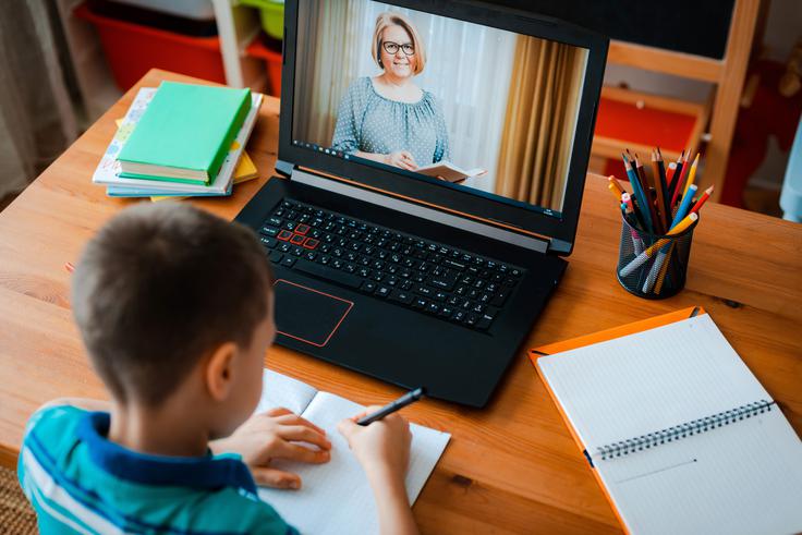 Ste med tistimi, pri katerih je optika že na voljo? Čestitke! Pot do priklopa je zdaj enostavna in hitra! Telekom Slovenije se ponaša z največjim optičnim omrežjem v Sloveniji, kar jim omogoča, da zagotavljajo vrhunsko kakovost internetnih storitev za širok spekter uporabnikov. | Foto: Shutterstock