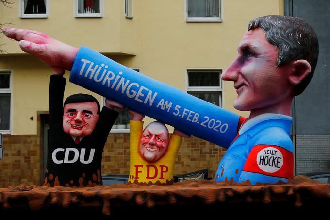 Skupno glasovanje CDU, FDP in AfD pri volitvah novega ministrskega predsednika Turingije februarja lani so številni primerjali z vzponom NSDAP na oblast. Skupno glasovanje je bilo tudi tema ene od pustnih povork. | Foto: Reuters