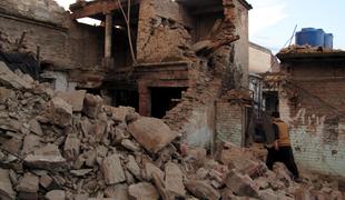 Indijo stresel močan potres, več ljudi je umrlo 