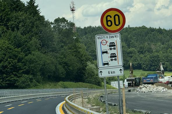 Izkušnje v praksi, ali deluje? Nov prometni znak proti avtocestnim glavobolom.