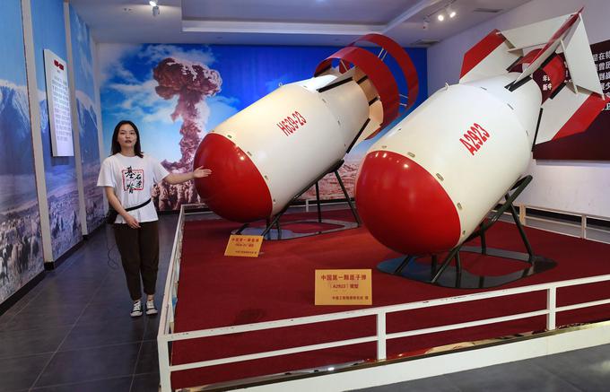 Kitajska je postala članica kluba držav z jedrskim orožjem leta 1964. Tri leta pozneje je opravila tudi poskus z vodikovo bombo. Na fotografiji sta modela prve kitajske atomske bombe (desno) in prve kitajske vodikove bombe. | Foto: Guliverimage/Vladimir Fedorenko