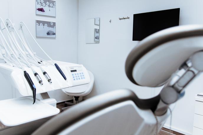 zobozdravnik ambulanta zobje zdravje | Zobozdravnik mariborskega zdravstvenega doma se je na sodišču branil očitkov, da naj bi novembra 2016 v svoji ambulanti spolno napadel takrat 33-letno pacientko. | Foto Pexels