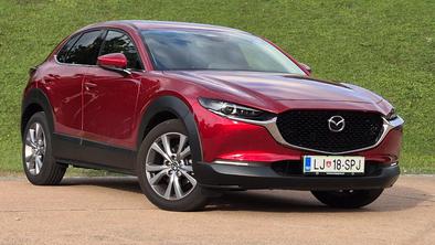 Mazda CX-30: še vedno odličen, vsaj malo tudi premijski in po meri voznikov stare šole