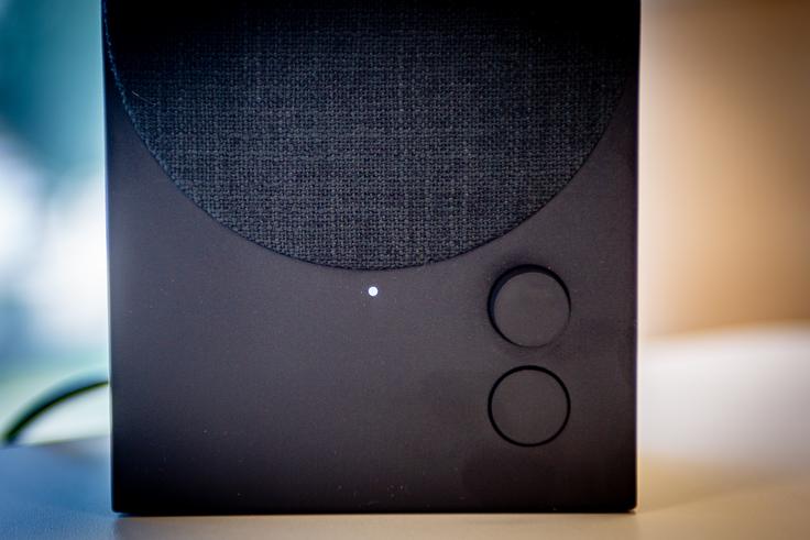 Prižgana kontrolna lučka na sprednji strani zvočnika Ikea Nattbad potrjuje, da je povezan s pametnim telefonom ali računalnikom prek povezave Bluetooth.  | Foto: Gaja Hanuna
