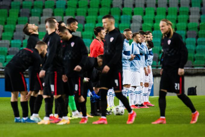 Hrvaški nogometaši Stožice zapuščajo s sklonjenimi glavami. | Foto: Grega Valančič/Sportida