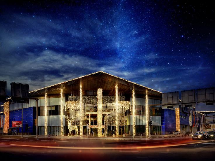 Citycenter Celje v praznični svetlobi – kot prizor iz pravljice, ki vas vabi na decembrski obisk. Četrt milijona naravi prijaznih lučk ustvari enega najlepše osvetljenih prostorov daleč naokrog, poraba pa je manjša od polovice dnevne porabe povprečne slovenske hiše.  | Foto: Citycenter