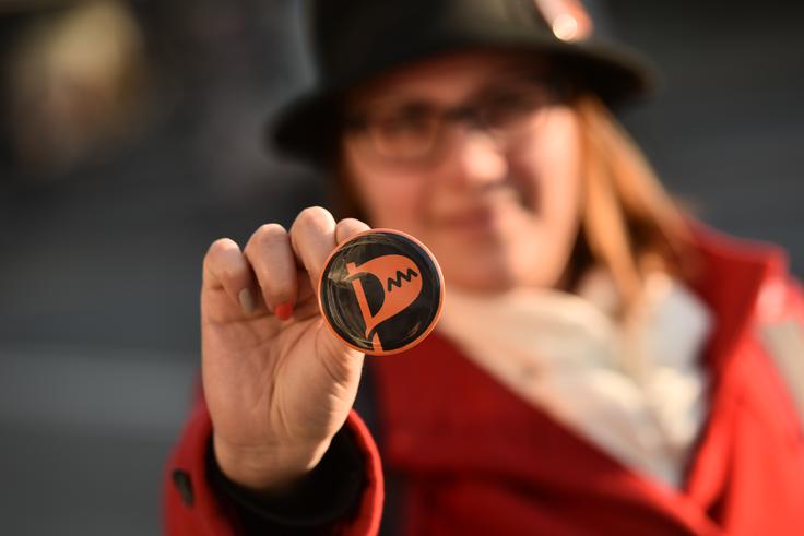 Pri piratih petim zaposlenim izplačujejo 790 evrov neto plače. | Foto: STA ,