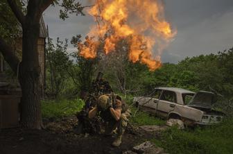 Na fronto v Ukrajino prihaja vojska, ki ne spi in ne čuti bolečine