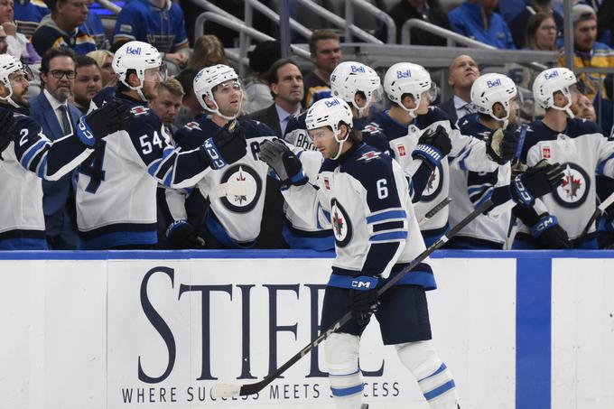 Winnipeg Jets ostajajo edina neporažena ekipa, za šesto zaporedno zmago so tesno premagali St. Louis Blues. | Foto: Reuters