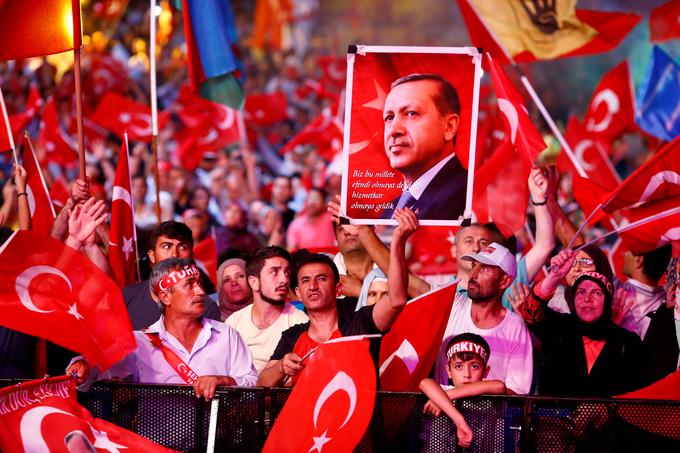 Privrženci turškega predsednika Recepa Tayyipa Erdogana, ki počasi, a zanesljivo spodkopava strukture sekularne Turčije, ki jih je po prvi svetovni vojni oblikoval Atatürk. | Foto: Reuters