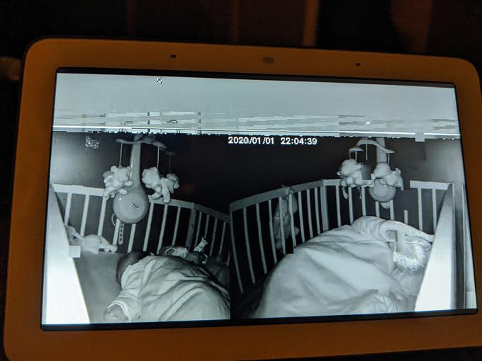 Uporabnik Reddita je na prvi dan novega leta prejel celo sliko neznanega spečega dojenčka. Speče ljudi je mogoče videti tudi na drugih posnetkih. |  Foto: Reddit / Dio-V | Foto: 