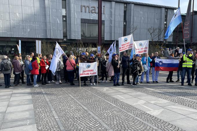 Protestni shod zaposlenih v zdravstveni negi, ki ga pripravlja Sindikat delavcev v zdravstveni negi Slovenije. | Foto: Žiga Krančan