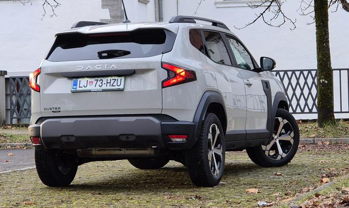 Robustna oblika, kovinska barva (590 evrov), zaščitne obloge, kratki previsi, ugodni terenski koti … manjka samo 4x4, ki ga duster full hybrid 140 žal nima.  | Foto: Aleš Črnivec