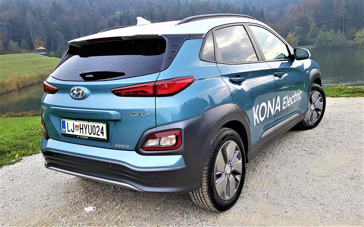 Z večjo baterijo bodo vozniki zlahka presegli doseg 400 kilometrov. Hyundai bo letos v Evropo pripeljal okrog 11 tisoč električnih kon. V Sloveniji bo treba na avto čakati do osem mesecev. | Foto: Gregor Pavšič