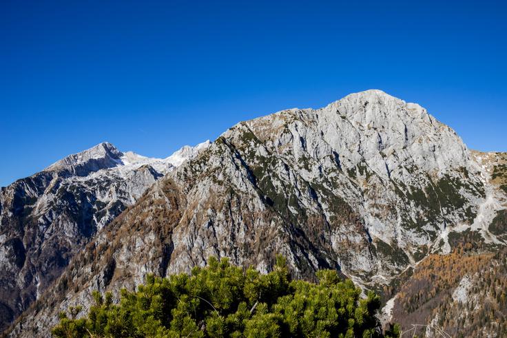 S Kamniškega Dedca se odpre pogled na Planjavo, v ozadju je tudi najvišji vrh Kamniško-Savinjskih Alp Grintovec. | Foto: Matej Podgoršek