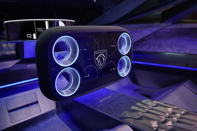 Peugeot inception | Štirioglat volan iz Peugeotovega koncepta inception, ki so ga pokazali že leta 2023. Volan take zasnove zdaj prihaja v serijsko proizvodnjo.  | Foto Peugeot