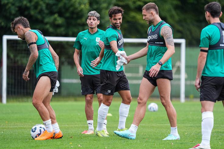 Nogometaši Olimpije bi morali zadnji trening pred evropsko uverturo v ponedeljek opraviti na stadionu ŽAK, a je bil nato zaradi manj primerne travnate površine po nevihtah prestavljen na Kodeljevo. | Foto: Aleš Fevžer
