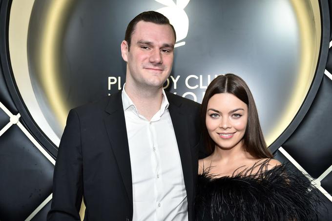 Cooper Hefner z zaročenko, igralko Scarlett Byrne, na odprtju kluba | Foto: Getty Images