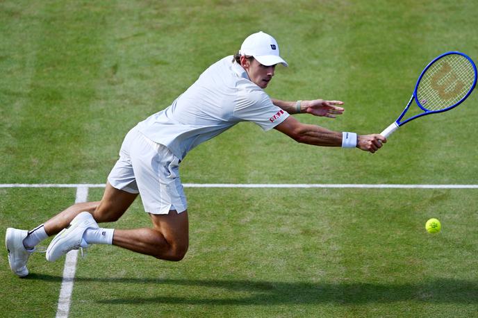 Alex De Minaur | Alex De Minaur je v drugem krogu Queen'sa tekmecu prepustil le pet iger. | Foto Reuters