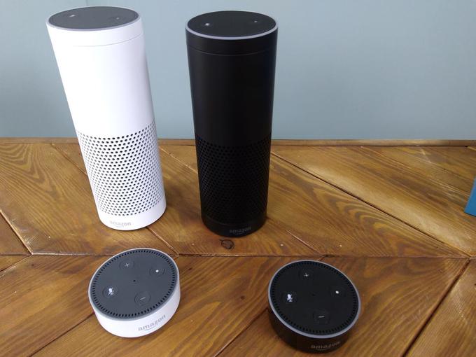 Amazonov pametni zvočnik je na voljo v dveh različicah, večji Echo in manjši Echo Dot. | Foto: Reuters