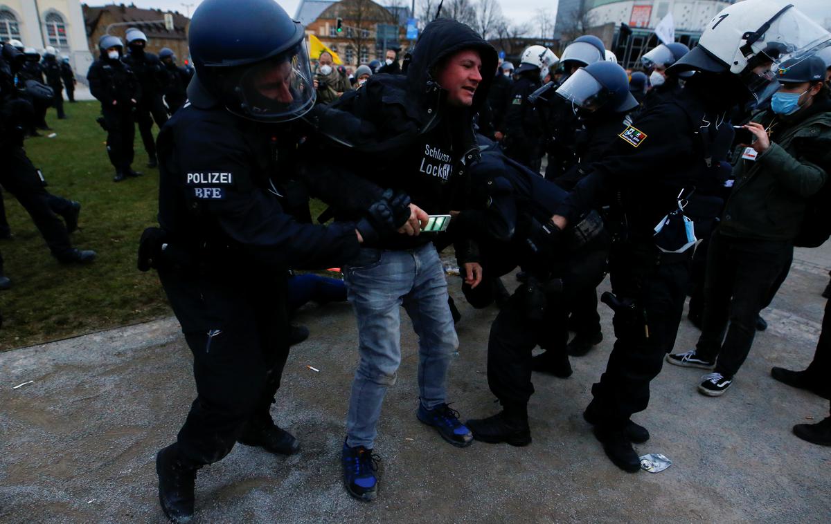 Protesti v Nemčiji | Nekateri kritiki nemški policiji očitajo, da je posamezne protestnike v Kasslu obravnavala preostro. | Foto Reuters