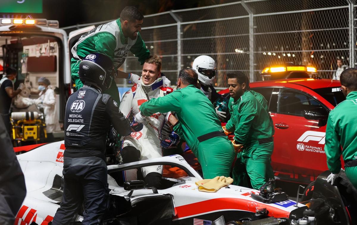 Mick Schumacher | Nemški dirkač Mick Schumacher je včeraj razbil svoj dirkalnik, k sreči pa se pri trku ni poškodoval.  | Foto Guliverimage